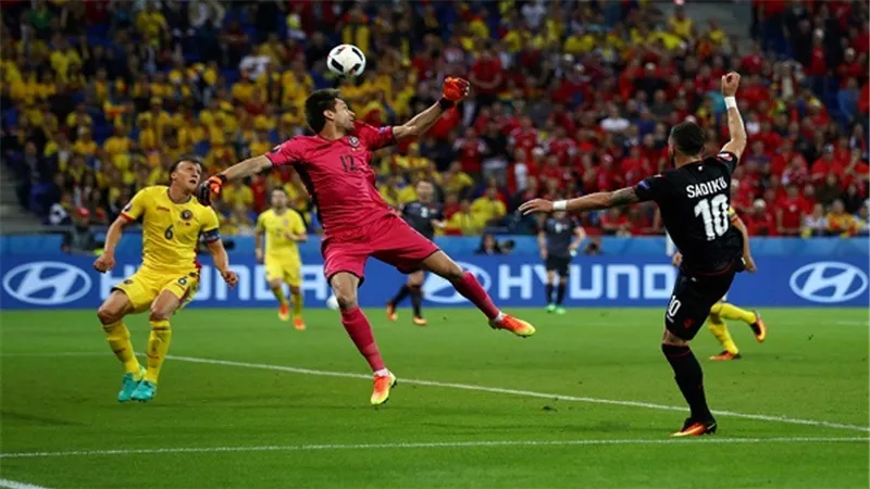 ألبانيا تتقدم على رومانيا في الشوط الأول من 