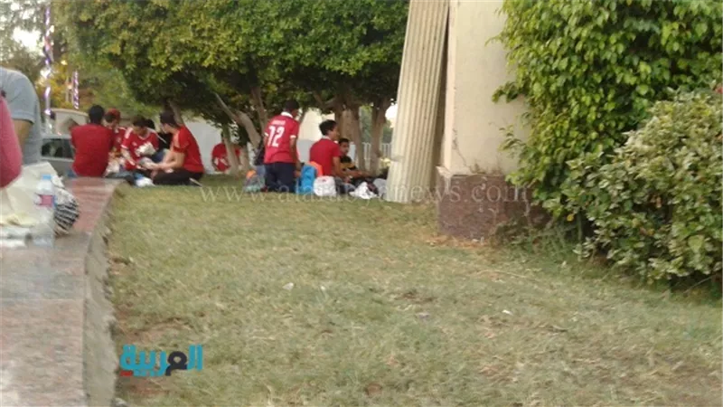 بالصور.. جماهير الأهلي تتناول الإفطار أمام النادي بالجزيرة