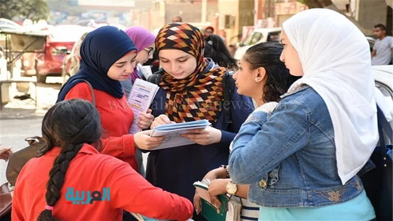 بالصور.. طلاب الثانوية العامة يشتكون من صعوبة الامتحانات 