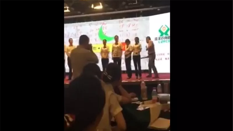 بالفيديو.. مدير بنك صيني يعاقب موظفين بالضرب على المؤخرة