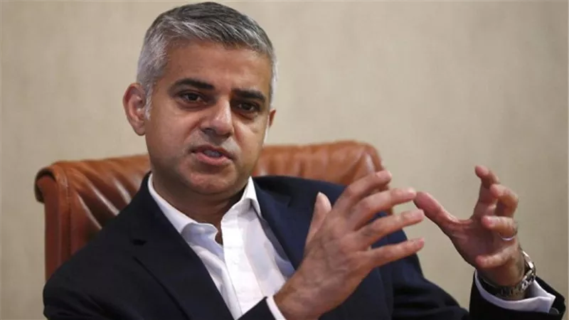 صادق خان يتهم سلفه بوريس جونسن بتأجيج الكراهية تجاه المهاجرين