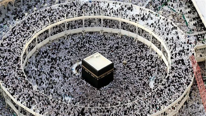 صورة جندي بالحرم المكي يدلك قدم معتمر مصري تشعل مواقع التواصل