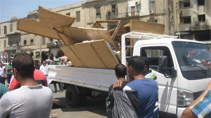 بالصور.. حملة مكبرة لإزالة الإشغالات بميدان العتبة 