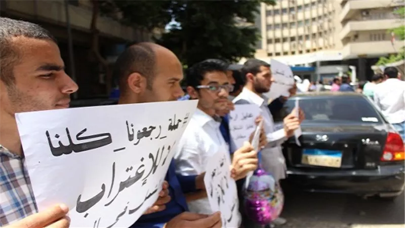 برلماني يعد المعلمين المغتربين بحل أزمتهم: انتظروا فَرَجًا من الله