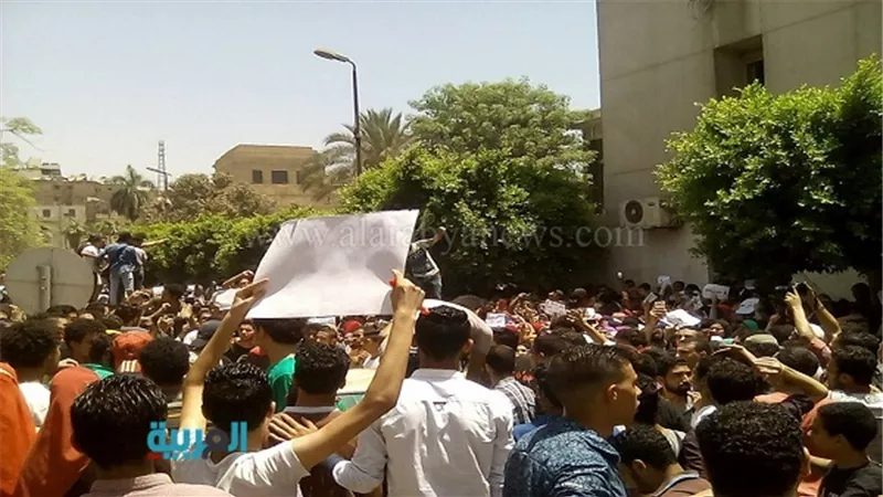 طلاب الثانوية أمام 