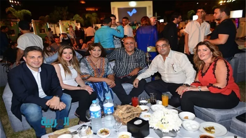 بالصور.. صادق الصباح يجمع بنجوم الفن على مائدة السحور 