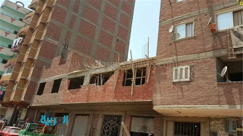 بالصور.. إيقاف بناء مخالف بدون ترخيص بالخصوص