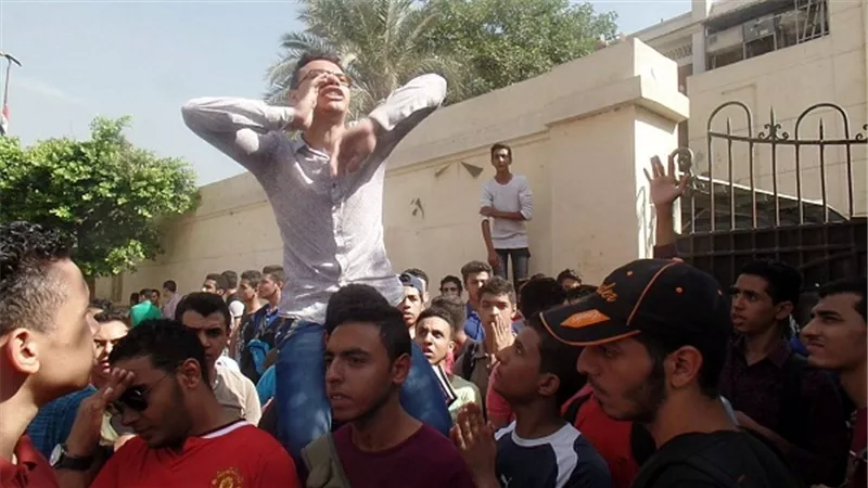 بالصور.. طالب ثانوي: 