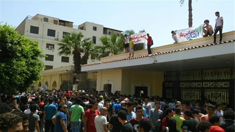 طلاب الثانوية العامة من التسريبات إلى التظاهرات.. خبراء: أزمة فشلت الحكومة في مواجهتها.. وآخرون: تجاهل المشكلة ينتج مجتمعًا فاشلاً.. وسبب كافٍ لاستقالة 