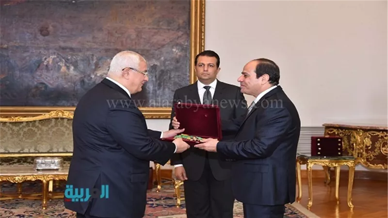 بالصور.. السيسي يمنح عدلي منصور وسام الجمهورية من الطبقة الأولى