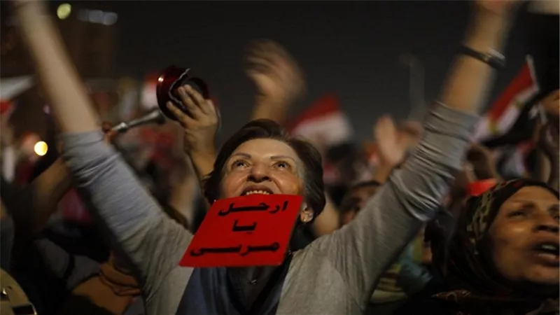 أحداث أشعلت الثورة.. أسرار آخر 48 ساعة قبل 30 يونيو.. جبهة الإنقاذ تطلب انتخابات رئاسية مبكرة.. الميادين ترفع الكارت الأحمر لـ
