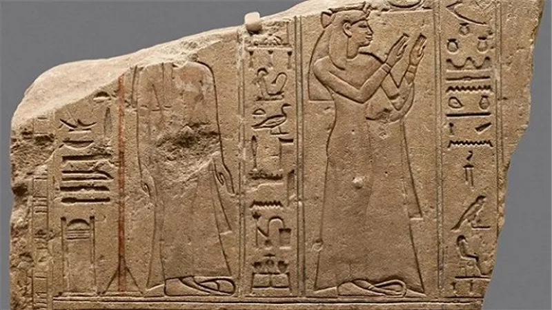 سفارة مصر في باريس تتسلم لوحًا أثريًا جيريًا من الأسرة الـ30