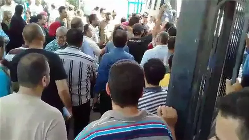 بالفيديو.. اشتباكات أمام شركة 