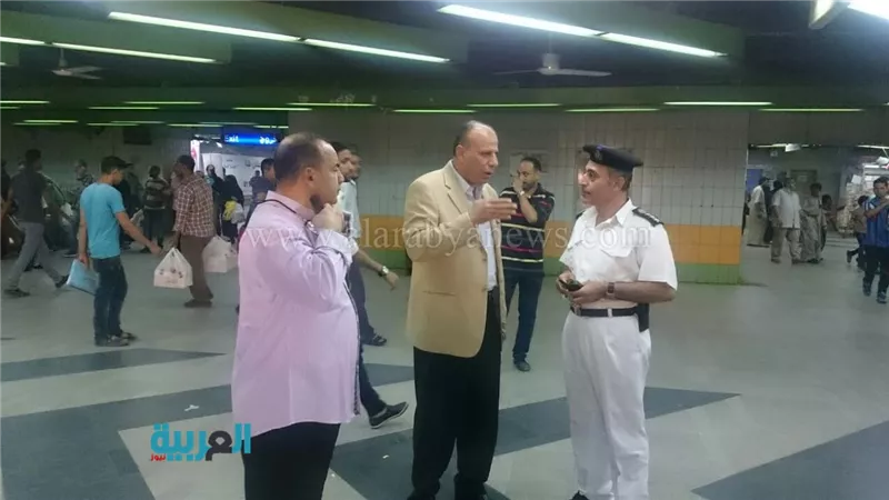 بالصور.. مدير شرطة النقل يتفقد الخدمات الأمنية بمحطات المترو 