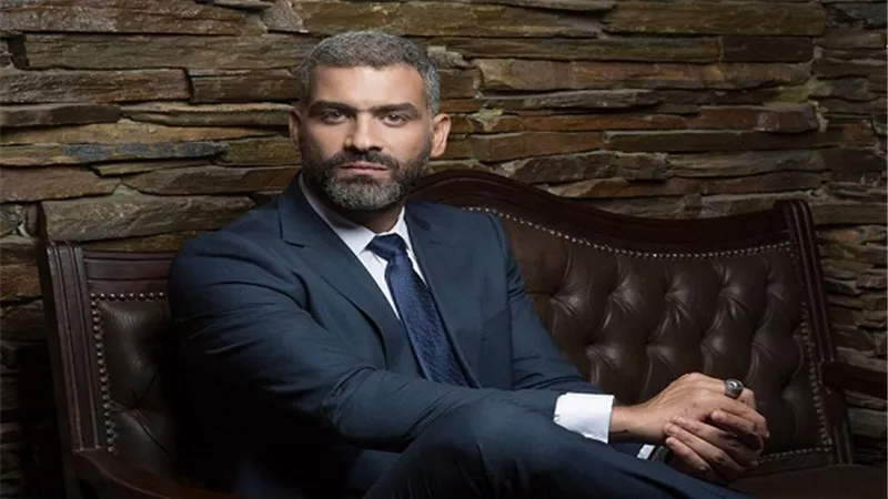 هاني عادل بملابس 