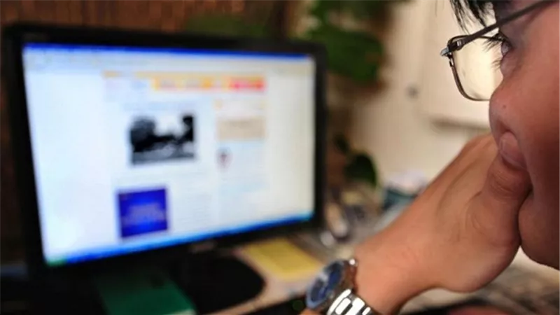 خبير اقتصادي: الحكومة لا تملك فرض ضرائب على إعلانات الإنترنت