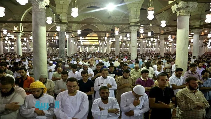 بالصور.. صلاة التهجد والقيام من مسجد عمرو بن العاص