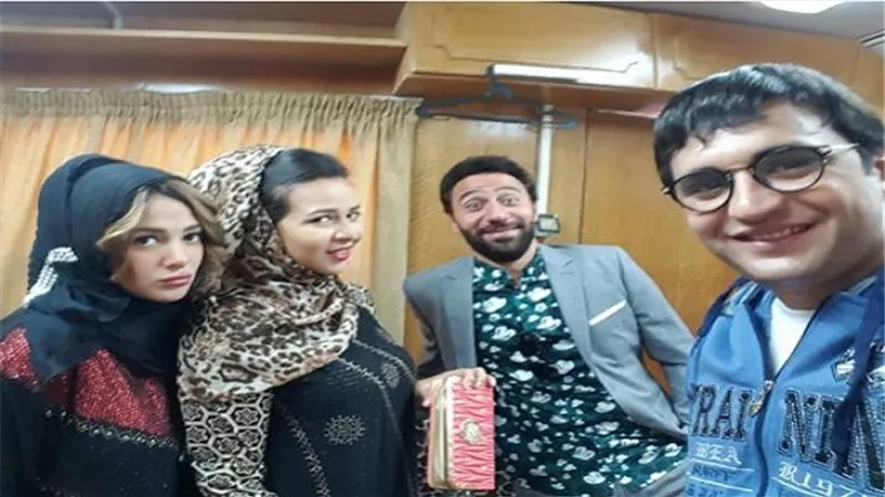 إيمي ودنيا سمير غانم يظهران بالعباءة داخل كواليس 
