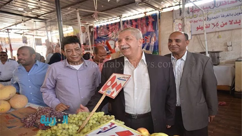 بالصور.. محافظ الإسماعيلية يتفقد معرض السلع الأساسية بالمنتزه