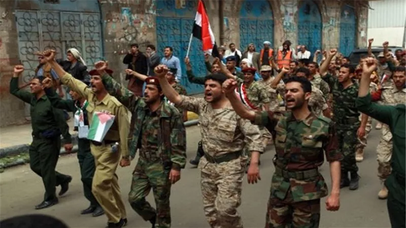 ضباط وجنود يتظاهرون أمام مقر 