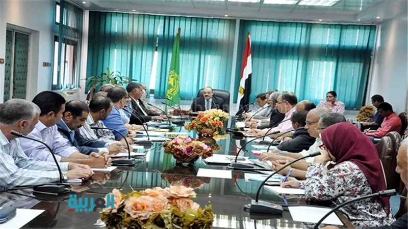 محافظ القليوبية يجتمع مع القيادات التنفيذية لدعم 