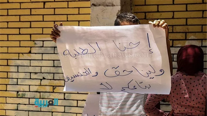 وقفة لطلاب الثانوية العامة أمام مدرسة 