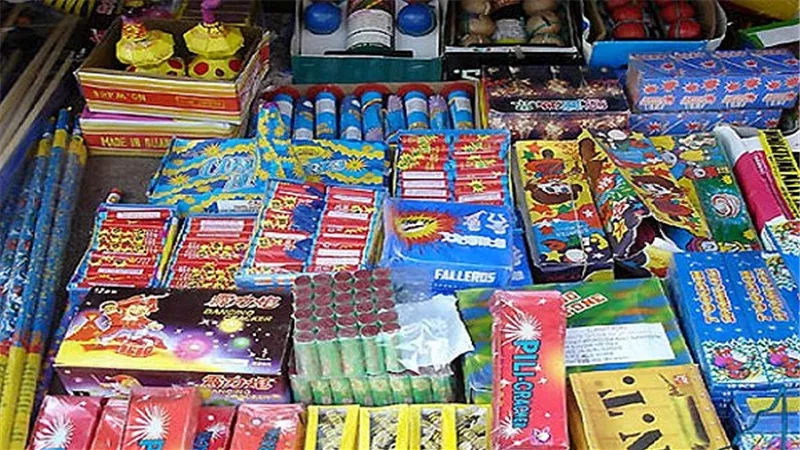 ضبط مسن بحوزته 4 آلاف صاروخ ألعاب نارية بمحطة رمسيس