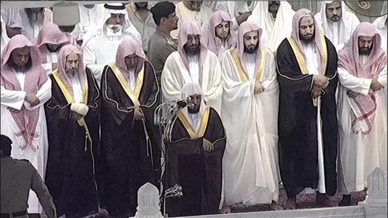 في آخر صلاة من رمضان.. مساجد السعودية تضج بالدعاء على الإرهاب