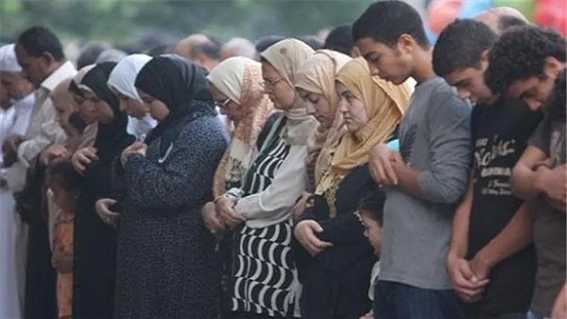 وكيل الأوقاف الأسبق: يجوز صلاة النساء إلى جانب الرجال في العيد
