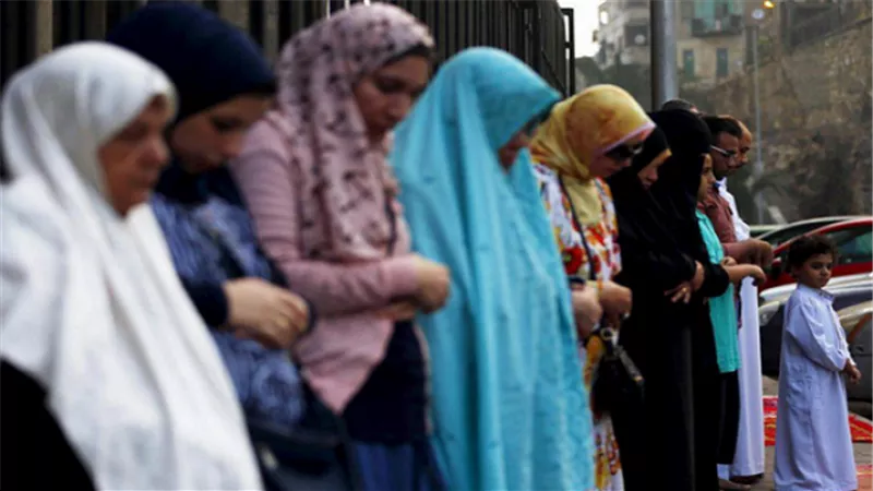 هل تجوز صلاة العيد للنساء بجوار الرجال؟.. الإفتاء: ينبغي الفصل بينهم.. وأزهريون: للضرورة فقط والفصل أولى.. ولا حرج إذا كان من المحارم