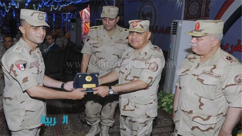 بالصور.. وزير الدفاع يشارك بالإفطار مع مقاتلي المنطقة الغربية 