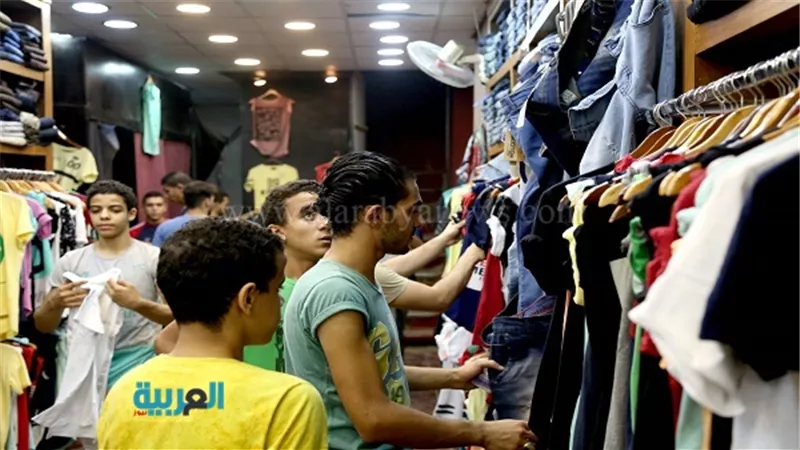 بالصور.. ازدحام على محلات الملابس في ليلة عيد الفطر 