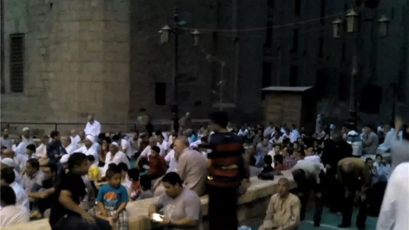 بالصور ..توافد المصلين لآداء صلاة العيد بمسجد 