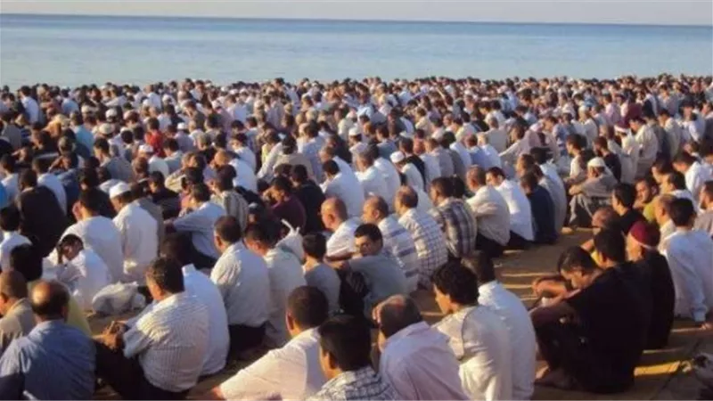 الآلاف يؤدون صلاة عيد الفطر في 281 ساحة في الإسكندرية