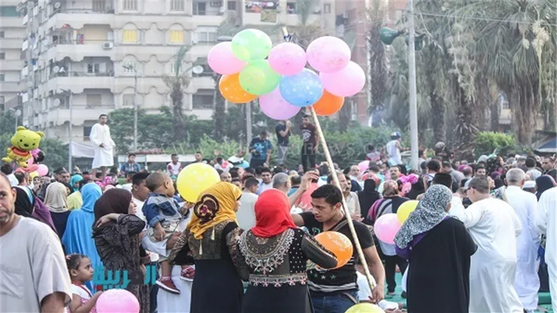  الآلاف يحتفلون بالعيد من أمام مسجد عمرو بن العاص