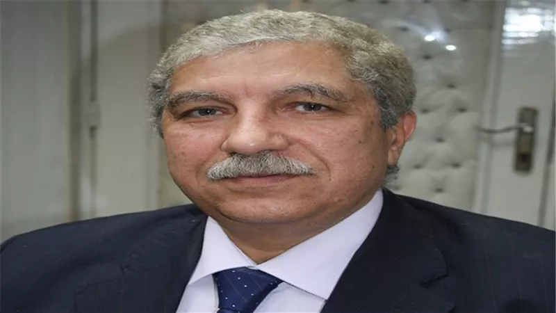  محافظ الإسماعيلية يؤدي صلاة عيد الفطر بمسجد أبوبكر الصديق 
