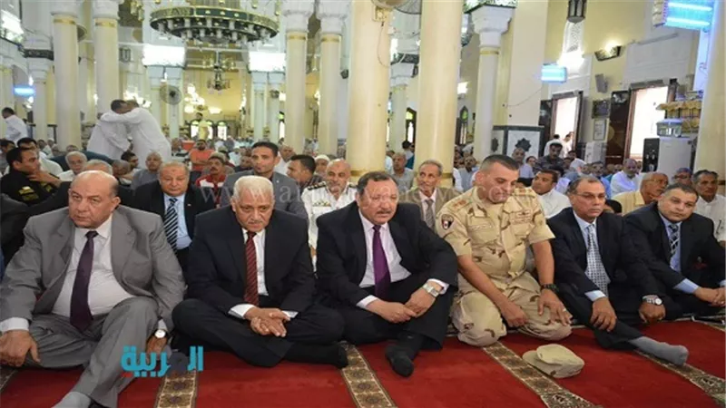 بالصور.. محافظ السويس يؤدي صلاة العيد بمسجد الغريب