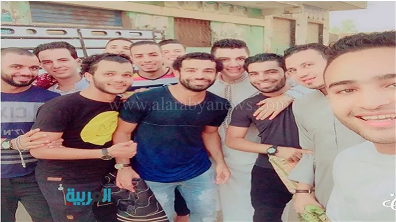 محمد صلاح يؤدي صلاة العيد في الغربية