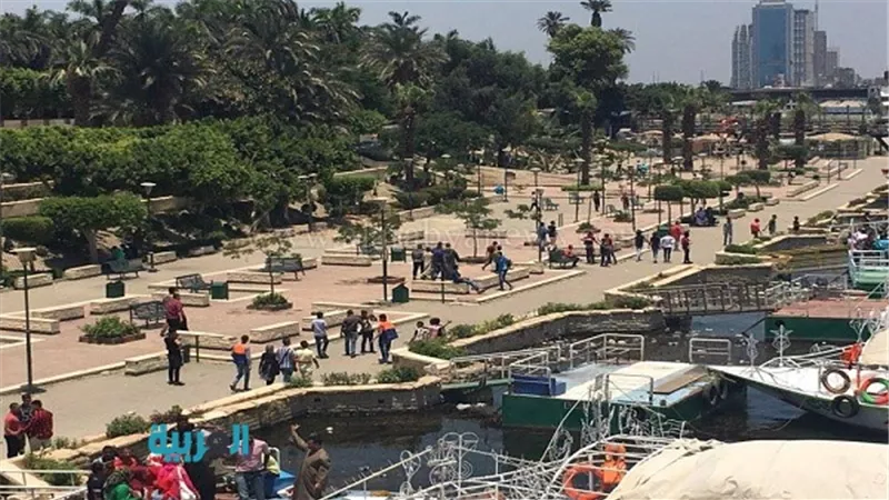  المواطنون يتوافدون على مراكب كورنيش النيل