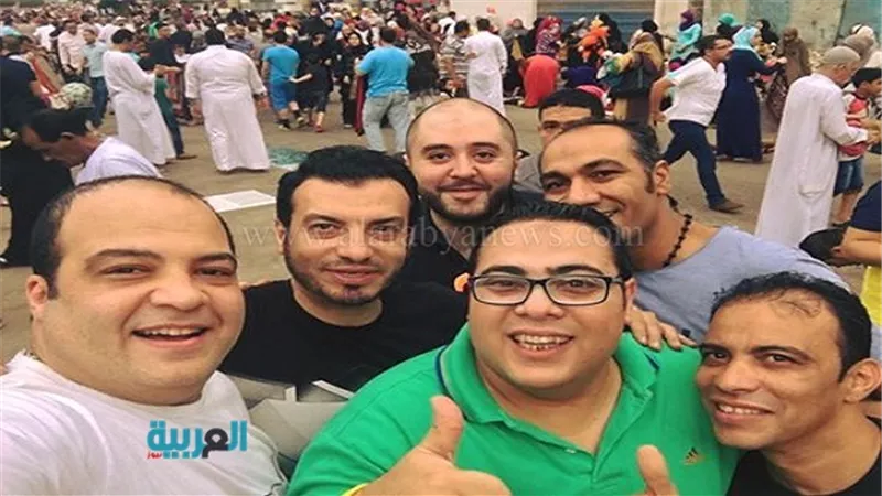  إيهاب توفيق يلتقط 