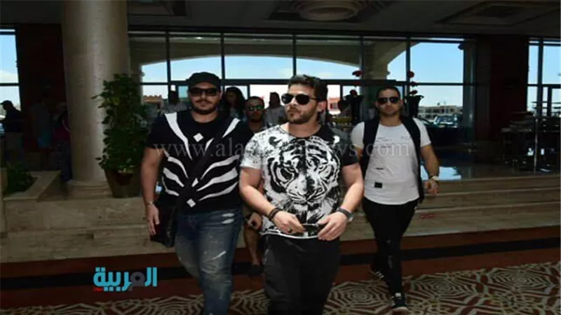 بالصور.. محمد رشاد يصل شرم الشيخ استعدادًا لحفلته غدًا