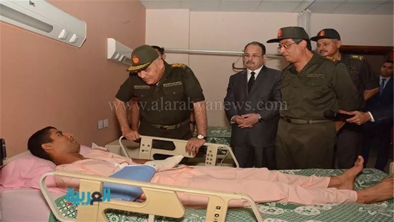 بالصور.. صدقي صبحي ووزير الداخلية يزوران مصابي العمليات