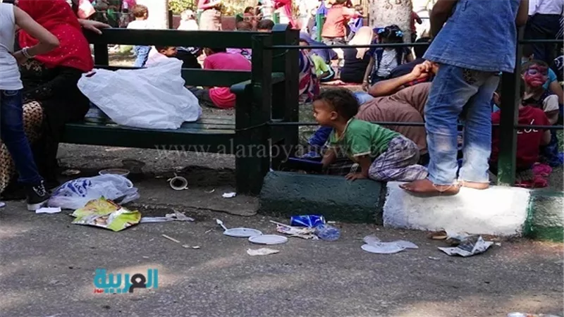 بالصور.. القمامة تغزو حديقة الحيوان في ثاني أيام العيد