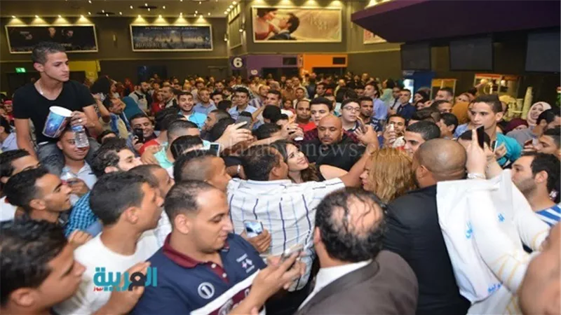 بالصور.. الآلاف يحاصرون ياسمين عبدالعزيز.. وإيرادات 