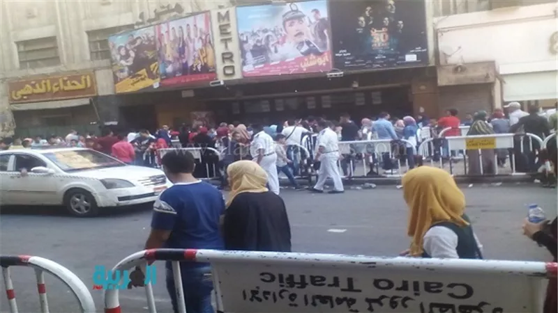 بالصور.. توافد الشباب على دور عرض 