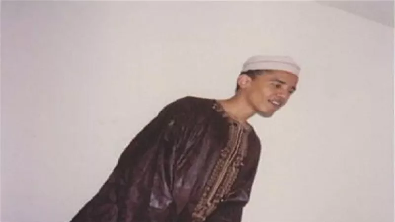 بالصور والفيديو.. أوباما يظهر في حفل زفاف أخيه بالزي الإسلامي