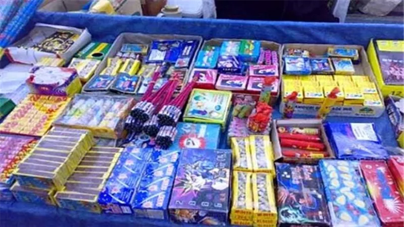 ضبط بائع متجول بحوزته 3600 صاروخ ألعاب نارية بمحطة السنبلاوين