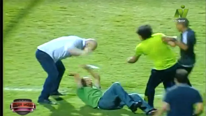 بالصوروالفيديو.. حسام حسن يعتدي على مصور عقب مباراة المحلة