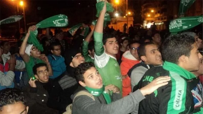 جماهير المصري تحطم أتوبيس 