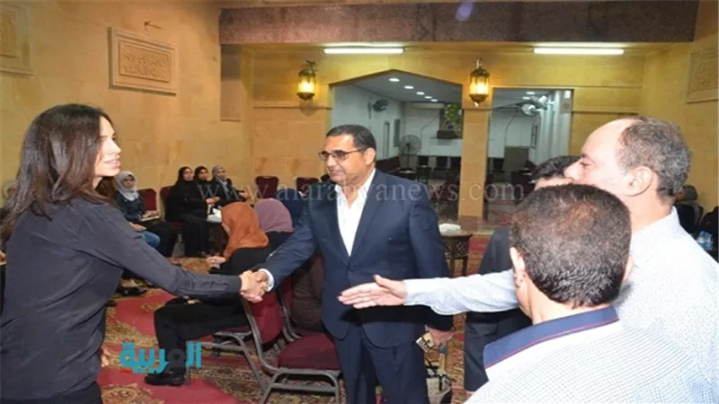 بالصور.. أمال ماهر تتشاجر مع المصورين في عزاء والدها